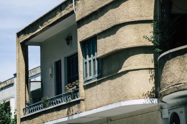 Kıbrıs Rum Kesimi 26 Mayıs 2020 'de Kıbrıs Rum Kesimi' nin Limasol adasındaki bir binanın cephesine baktı