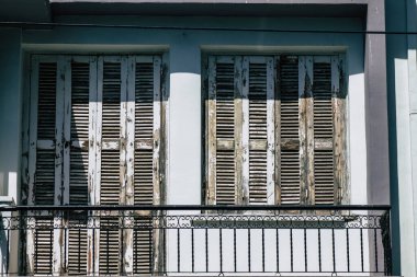 Kıbrıs Rum Kesimi 26 Mayıs 2020 'de Kıbrıs Rum Kesimi' nin Limasol adasındaki bir binanın cephesine baktı