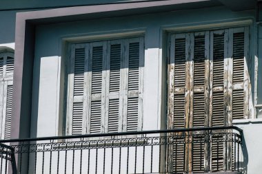 Kıbrıs Rum Kesimi 26 Mayıs 2020 'de Kıbrıs Rum Kesimi' nin Limasol adasındaki bir binanın cephesine baktı