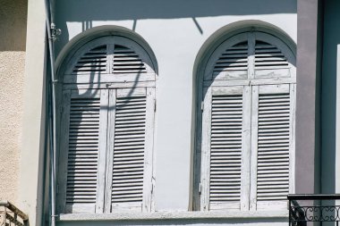 Kıbrıs Rum Kesimi 26 Mayıs 2020 'de Kıbrıs Rum Kesimi' nin Limasol adasındaki bir binanın cephesine baktı