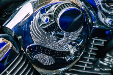 Kıbrıs Rum Kesimi 26 Mayıs 2020 'de Kıbrıs Rum Kesimi' nin Limasol adasının sokaklarına park edilmiş bir motosikletin kapatılması