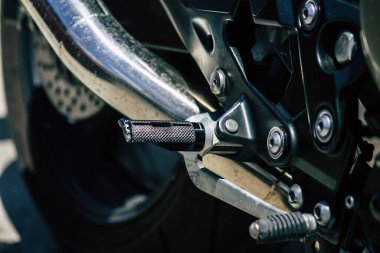 Kıbrıs Rum Kesimi 26 Mayıs 2020 'de Kıbrıs Rum Kesimi' nin Limasol adasının sokaklarına park edilmiş bir motosikletin kapatılması