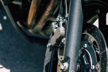 Kıbrıs Rum Kesimi 26 Mayıs 2020 'de Kıbrıs Rum Kesimi' nin Limasol adasının sokaklarına park edilmiş bir motosikletin kapatılması