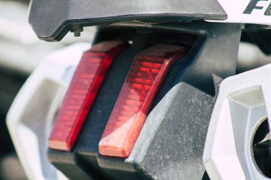 Kıbrıs Rum Kesimi 26 Mayıs 2020 'de Kıbrıs Rum Kesimi' nin Limasol adasının sokaklarına park edilmiş bir motosikletin kapatılması