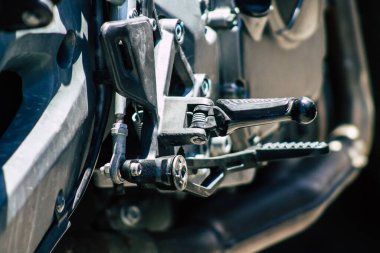 Kıbrıs Rum Kesimi 26 Mayıs 2020 'de Kıbrıs Rum Kesimi' nin Limasol adasının sokaklarına park edilmiş bir motosikletin kapatılması