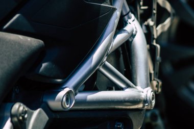 Kıbrıs Rum Kesimi 26 Mayıs 2020 'de Kıbrıs Rum Kesimi' nin Limasol adasının sokaklarına park edilmiş bir motosikletin kapatılması