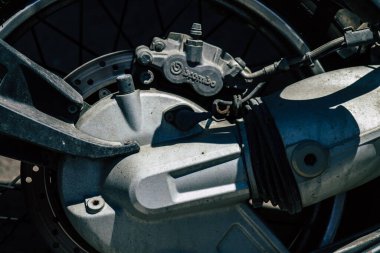 Kıbrıs Rum Kesimi 26 Mayıs 2020 'de Kıbrıs Rum Kesimi' nin Limasol adasının sokaklarına park edilmiş bir motosikletin kapatılması