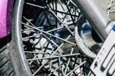 Kıbrıs Rum Kesimi 26 Mayıs 2020 'de Kıbrıs Rum Kesimi' nin Limasol adasının sokaklarına park edilmiş bir motosikletin kapatılması