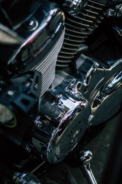 Kıbrıs Rum Kesimi 26 Mayıs 2020 'de Kıbrıs Rum Kesimi' nin Limasol adasının sokaklarına park edilmiş bir motosikletin kapatılması