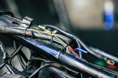 Kıbrıs Rum Kesimi 26 Mayıs 2020 'de Kıbrıs Rum Kesimi' nin Limasol adasının sokaklarına park edilmiş bir motosikletin kapatılması