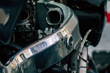 Kıbrıs Rum Kesimi 26 Mayıs 2020 'de Kıbrıs Rum Kesimi' nin Limasol adasının sokaklarına park edilmiş bir motosikletin kapatılması