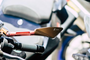 Kıbrıs Rum Kesimi 26 Mayıs 2020 'de Kıbrıs Rum Kesimi' nin Limasol adasının sokaklarına park edilmiş bir motosikletin kapatılması