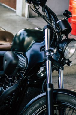 Kıbrıs Rum Kesimi 26 Mayıs 2020 'de Kıbrıs Rum Kesimi' nin Limasol adasının sokaklarına park edilmiş bir motosikletin kapatılması