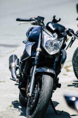 Kıbrıs Rum Kesimi 26 Mayıs 2020 'de Kıbrıs Rum Kesimi' nin Limasol adasının sokaklarına park edilmiş bir motosikletin kapatılması