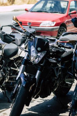 Kıbrıs Rum Kesimi 26 Mayıs 2020 'de Kıbrıs Rum Kesimi' nin Limasol adasının sokaklarına park edilmiş bir motosikletin kapatılması