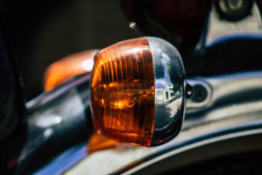 Kıbrıs Rum Kesimi 26 Mayıs 2020 'de Kıbrıs Rum Kesimi' nin Limasol adasının sokaklarına park edilmiş bir motosikletin kapatılması