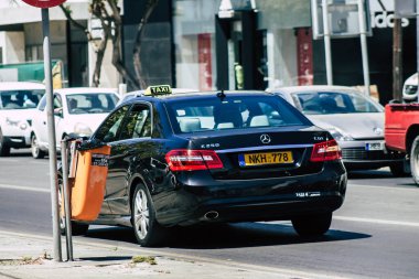 Kıbrıs Rum Kesimi 26 Mayıs 2020 'de Kıbrıs Rum Kesimi' nin Kıbrıs Rum Kesimi 'nin Limasol adasındaki caddelerinde geleneksel Kıbrıs Rum Kesimi taksisinin görüntüsü