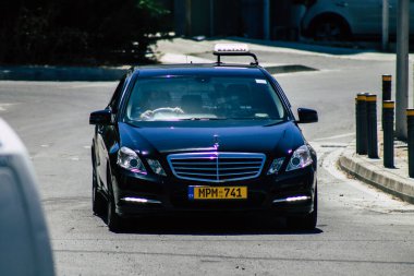 Kıbrıs Rum Kesimi 26 Mayıs 2020 'de Kıbrıs Rum Kesimi' nin Kıbrıs Rum Kesimi 'nin Limasol adasındaki caddelerinde geleneksel Kıbrıs Rum Kesimi taksisinin görüntüsü