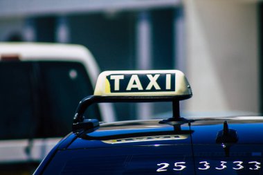 Kıbrıs Rum Kesimi 26 Mayıs 2020 'de Kıbrıs Rum Kesimi' nin Kıbrıs Rum Kesimi 'nin Limasol adasındaki caddelerinde geleneksel Kıbrıs Rum Kesimi taksisinin görüntüsü