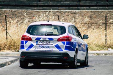 Limasol Kıbrıs Rum Kesimi 26 Mayıs 2020 Kıbrıs Rum Kesimi 'nin Kıbrıs Rum Kesimi' ndeki Limasol adasının sokaklarında geleneksel bir Kıbrıs polis aracının görüntüsü