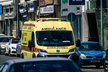 Kıbrıs Rum Kesimi 26 Mayıs 2020 Kıbrıs Rum Kesimi Kıbrıs Rum Kesimi 'nin Limasol adasının sokaklarında yürüyen geleneksel Kıbrıs ambulansı görülüyor