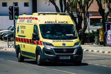 Kıbrıs Rum Kesimi 26 Mayıs 2020 Kıbrıs Rum Kesimi Kıbrıs Rum Kesimi 'nin Limasol adasının sokaklarında yürüyen geleneksel Kıbrıs ambulansı görülüyor