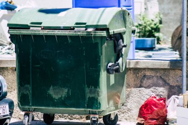 Kıbrıs Rum Kesimi 26 Mayıs 2020 'de Kıbrıs Rum Kesimi' nin Limasol adasının sokaklarında bir çöp konteynırının kapatılması