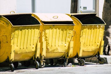 Kıbrıs Rum Kesimi 26 Mayıs 2020 'de Kıbrıs Rum Kesimi' nin Limasol adasının sokaklarında bir çöp konteynırının kapatılması