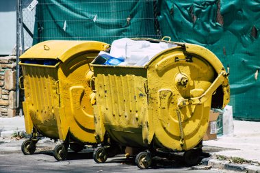 Kıbrıs Rum Kesimi 26 Mayıs 2020 'de Kıbrıs Rum Kesimi' nin Limasol adasının sokaklarında bir çöp konteynırının kapatılması