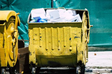 Kıbrıs Rum Kesimi 26 Mayıs 2020 'de Kıbrıs Rum Kesimi' nin Limasol adasının sokaklarında bir çöp konteynırının kapatılması