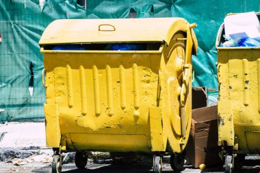 Kıbrıs Rum Kesimi 26 Mayıs 2020 'de Kıbrıs Rum Kesimi' nin Limasol adasının sokaklarında bir çöp konteynırının kapatılması