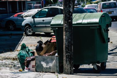 Kıbrıs Rum Kesimi 26 Mayıs 2020 'de Kıbrıs Rum Kesimi' nin Limasol adasının sokaklarında bir çöp konteynırının kapatılması