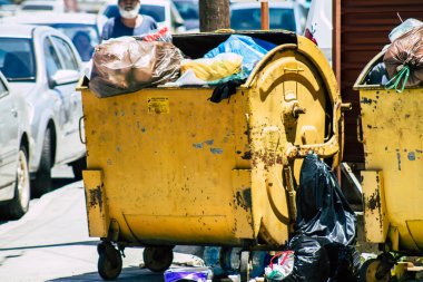 Kıbrıs Rum Kesimi 26 Mayıs 2020 'de Kıbrıs Rum Kesimi' nin Limasol adasının sokaklarında bir çöp konteynırının kapatılması