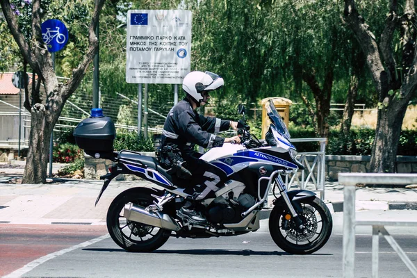 2020年5月26日塞浦路斯利马索尔一名传统的塞浦路斯警官骑摩托车在塞浦路斯利马索尔大街上打滚的景象 — 图库照片
