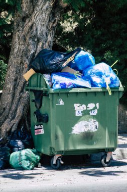 Kıbrıs Rum Kesimi 26 Mayıs 2020 'de Kıbrıs Rum Kesimi' nin Limasol adasının sokaklarında bir çöp konteynırının kapatılması