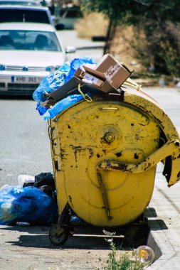 Kıbrıs Rum Kesimi 26 Mayıs 2020 'de Kıbrıs Rum Kesimi' nin Limasol adasının sokaklarında bir çöp konteynırının kapatılması