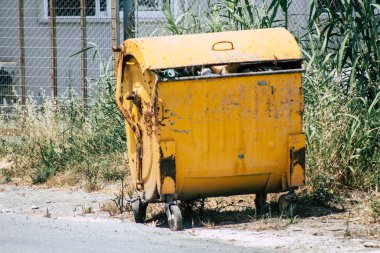 Kıbrıs Rum Kesimi 26 Mayıs 2020 'de Kıbrıs Rum Kesimi' nin Limasol adasının sokaklarında bir çöp konteynırının kapatılması