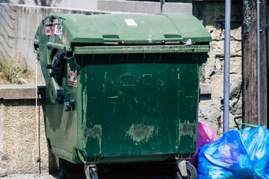 Kıbrıs Rum Kesimi 26 Mayıs 2020 'de Kıbrıs Rum Kesimi' nin Limasol adasının sokaklarında bir çöp konteynırının kapatılması