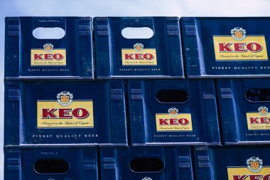 Kıbrıs Rum Kesimi 26 Mayıs 2020, Kıbrıs Rum Kesimi 'ndeki Limasol bira fabrikasında Keo bira kutularının görüntüsü