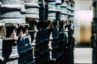 Kıbrıs Rum Kesimi 26 Mayıs 2020, Kıbrıs Rum Kesimi 'ndeki Limasol bira fabrikasında Keo bira kutularının görüntüsü