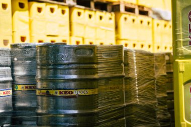 Kıbrıs Rum Kesimi 26 Mayıs 2020, Kıbrıs Rum Kesimi 'ndeki Limasol bira fabrikasında Keo bira kutularının görüntüsü