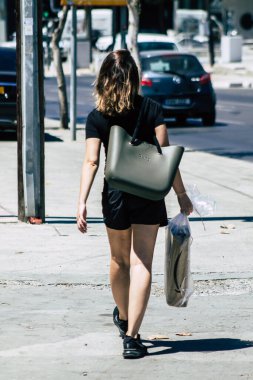 Limasol Kıbrıs Rum Kesimi 26 Mayıs 2020 Kıbrıs Rum Kesimi 'nde Limasol sokaklarında yürüyen kimliği belirsiz kişilerin görüntüsü