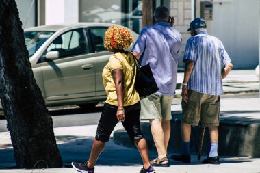 Limasol Kıbrıs Rum Kesimi 26 Mayıs 2020 Kıbrıs Rum Kesimi 'nde Limasol sokaklarında yürüyen kimliği belirsiz kişilerin görüntüsü