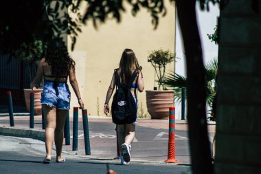 Limasol Kıbrıs Rum Kesimi 26 Mayıs 2020 Kıbrıs Rum Kesimi 'nde Limasol sokaklarında yürüyen kimliği belirsiz kişilerin görüntüsü