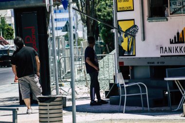 Kıbrıs Rum Kesimi 26 Mayıs 2020, Kıbrıs Rum Kesimi 'nin Limasol adasının sokaklarına park etmiş bir yemek kamyonunun görüntüsü