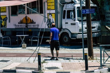 Kıbrıs Rum Kesimi 26 Mayıs 2020, Kıbrıs Rum Kesimi 'nin Limasol adasının sokaklarına park etmiş bir yemek kamyonunun görüntüsü