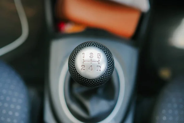 Yaprakları ahşap altında yüzen