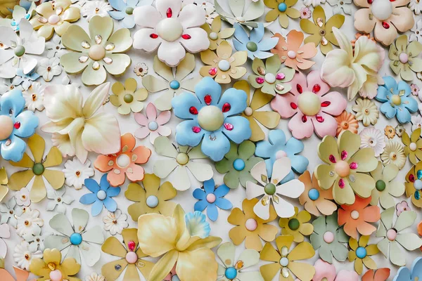 Duvardaki yapay çiçekler