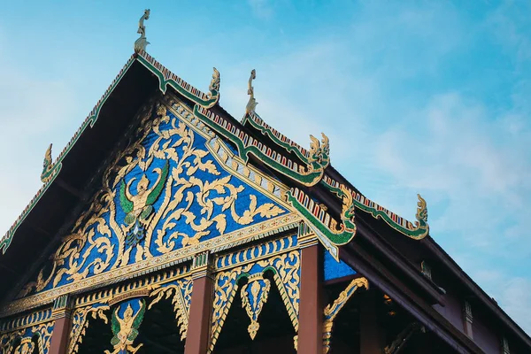 Tay tapınak çatı ve gökyüzü