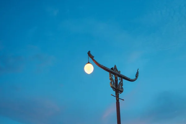 elektrik direğine Tay tarzı